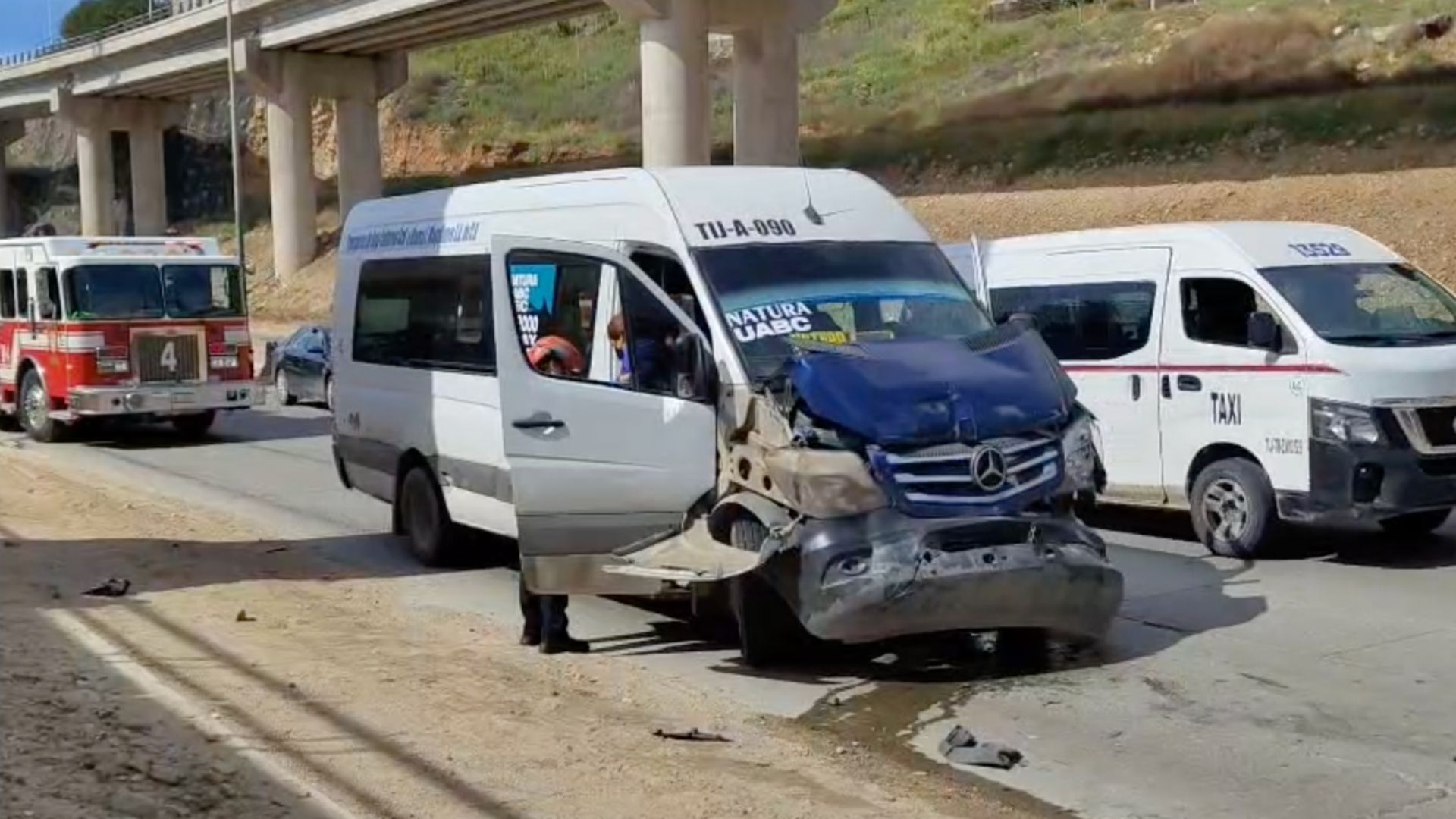 28 Personas Resultan Afectadas tras Choque de Dos Camionetas de Transporte Público en Baja California
