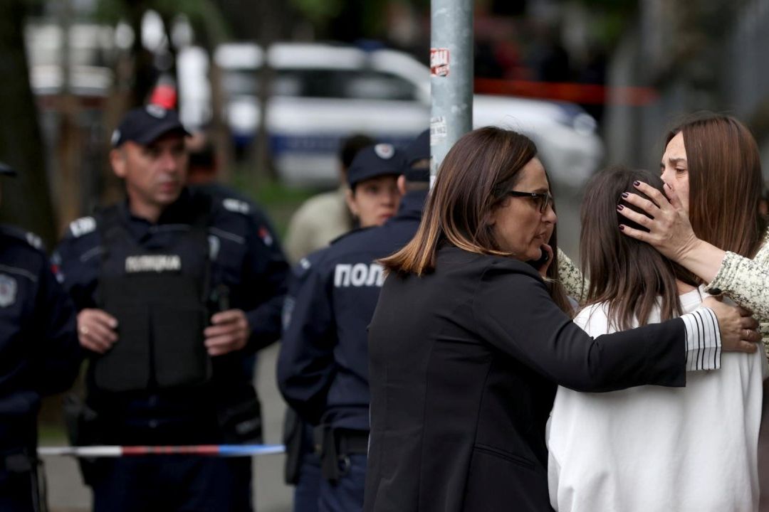 Niña narra inicio del tiroteo en escuela de Belgrado; ella fingió estar muerta