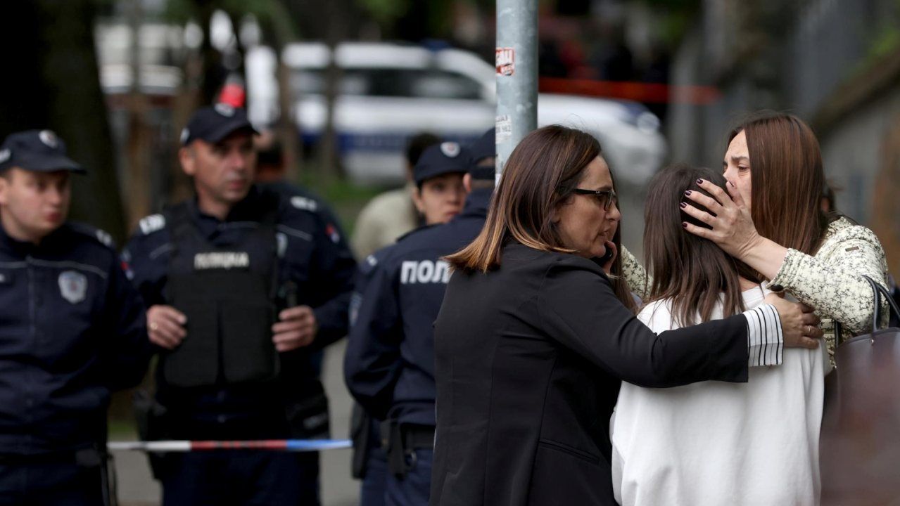 Niña narra inicio del tiroteo en escuela de Belgrado; ella fingió estar muerta