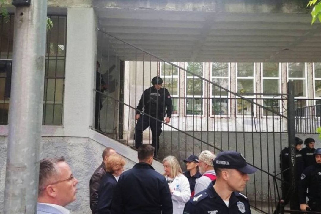 Adolescente Dispara Contra Alumnos en Primaria de Belgrado