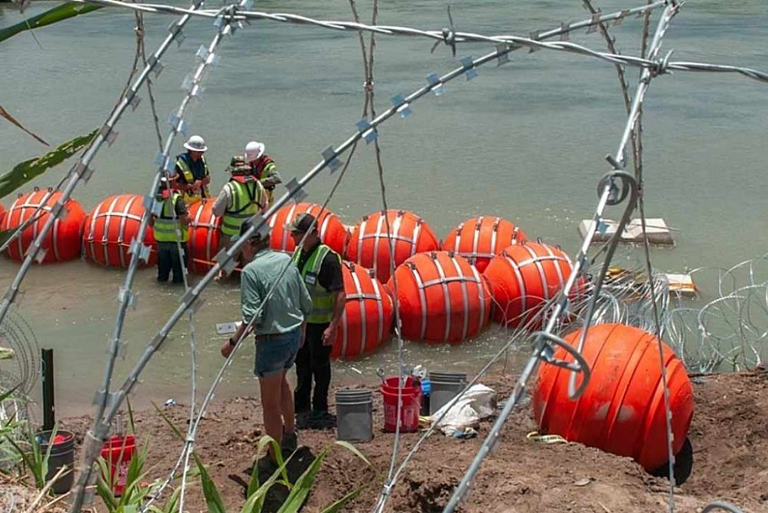 Gobernador de Texas insiste en mantener boyas en el río grande para evitar ingreso de migrantes