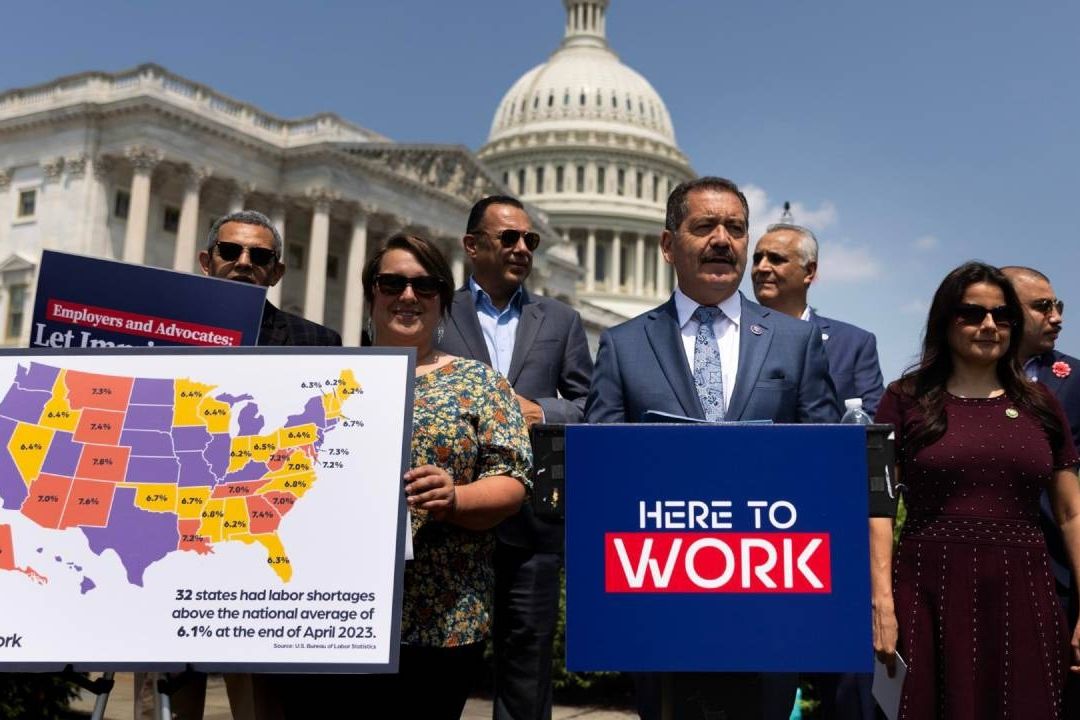 Legisladores Exigen a Biden Permisos de Trabajo a Migrantes