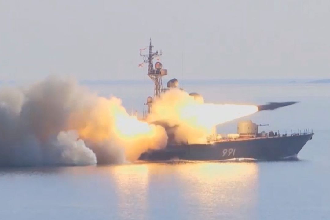 Bielorrusia afirmó que aceptó que Rusia desplegará armas tácticas nucleares en su territorio debido a “presiones occidentales”