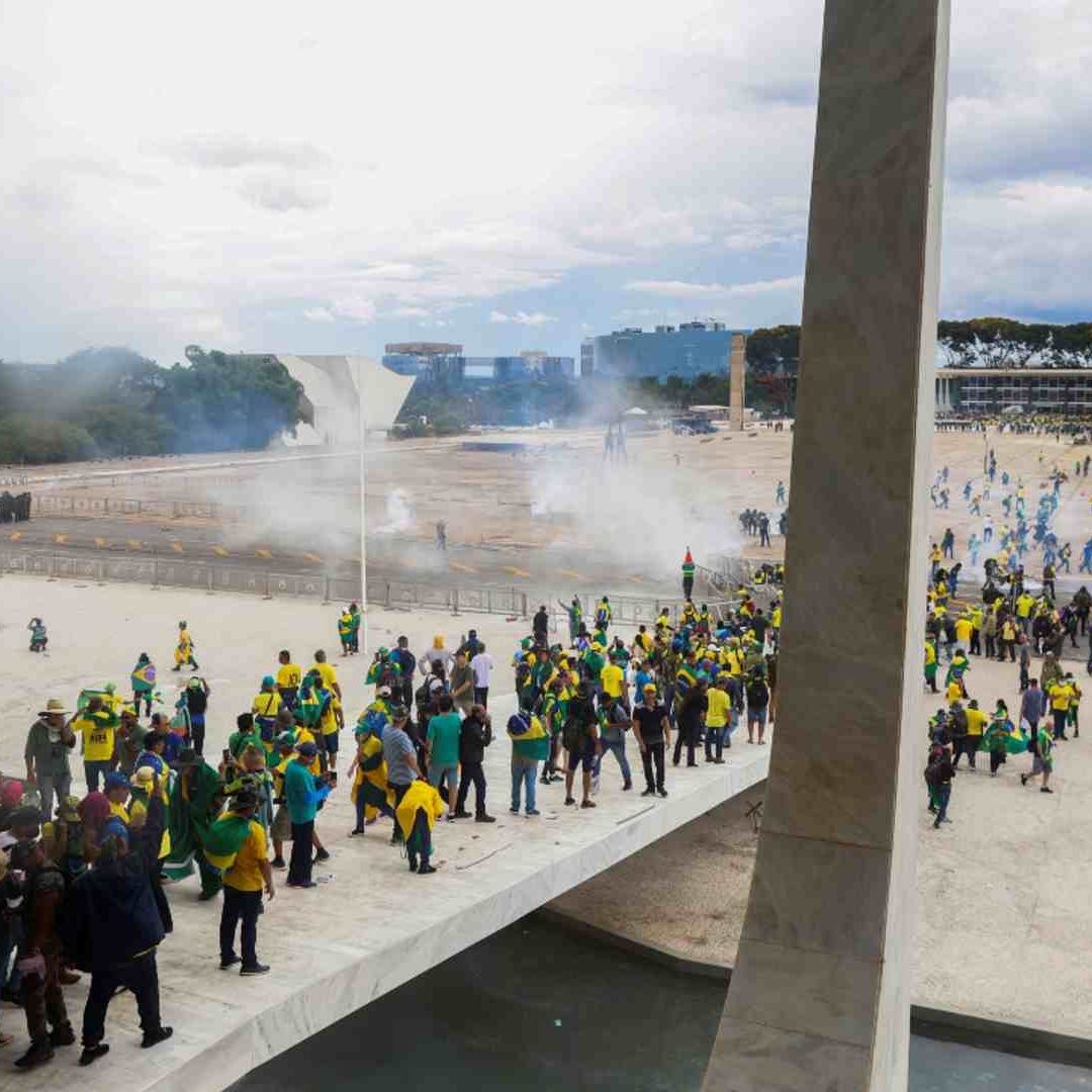 Miles de partidarios de extrema derecha, simpatizantes de Bolsonaro, provocaron el caos en la capital brasileña
