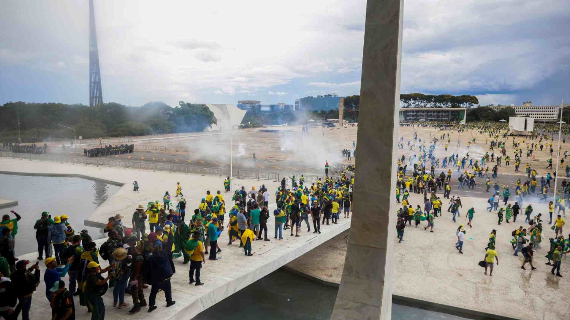 Miles de partidarios de extrema derecha, simpatizantes de Bolsonaro, provocaron el caos en la capital brasileña