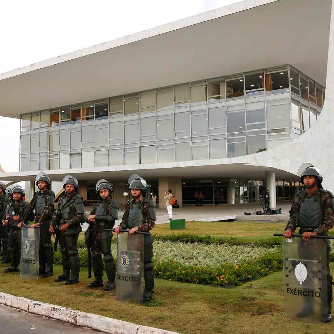 Policías resguardan instalaciones gubernamentales en Brasil