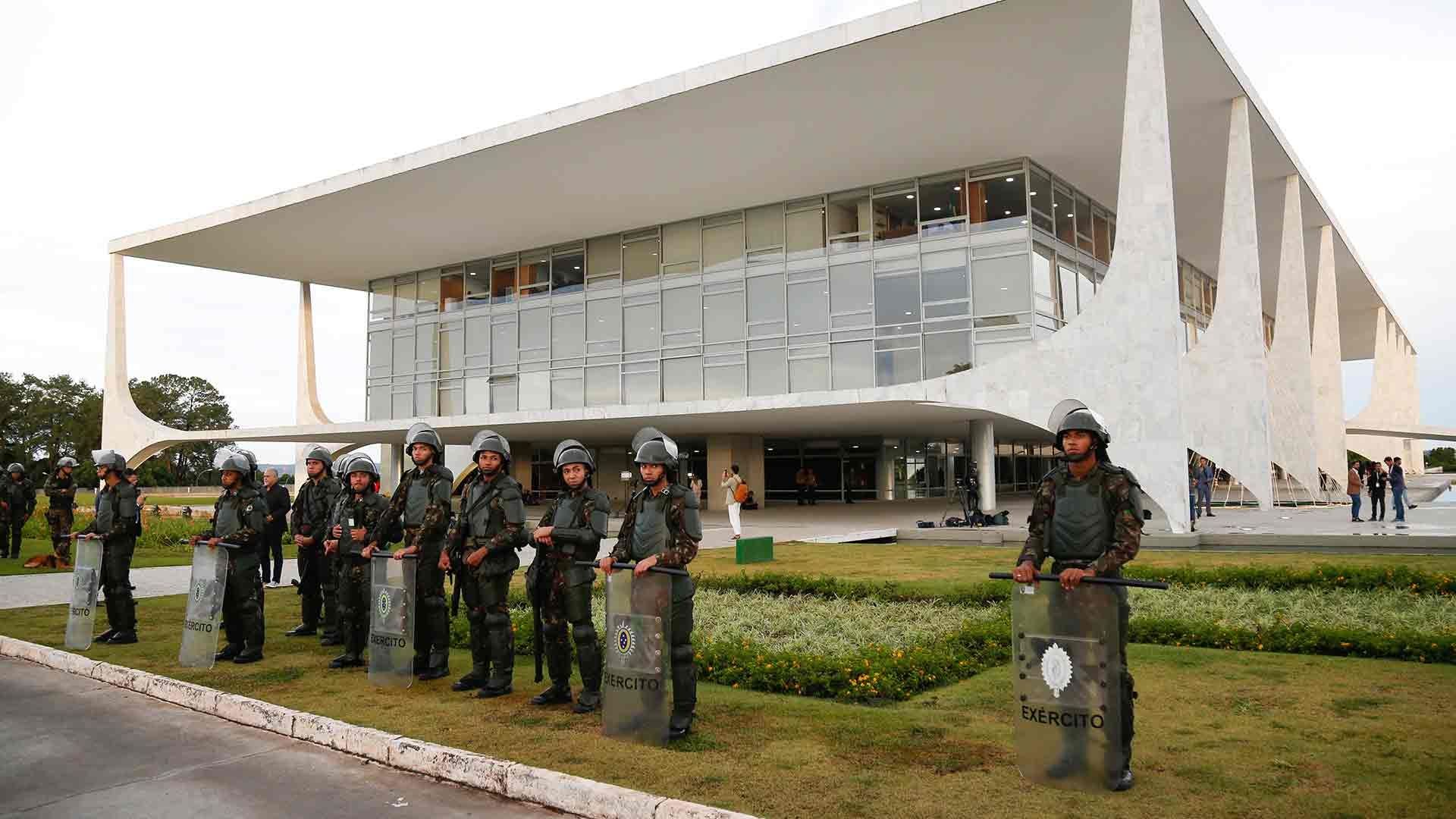 Policías resguardan instalaciones gubernamentales en Brasil