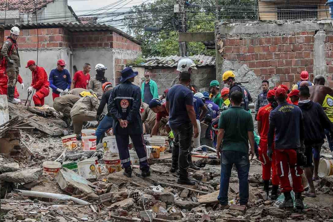 Trabajos de rescate en edificio colapsado en Brasil