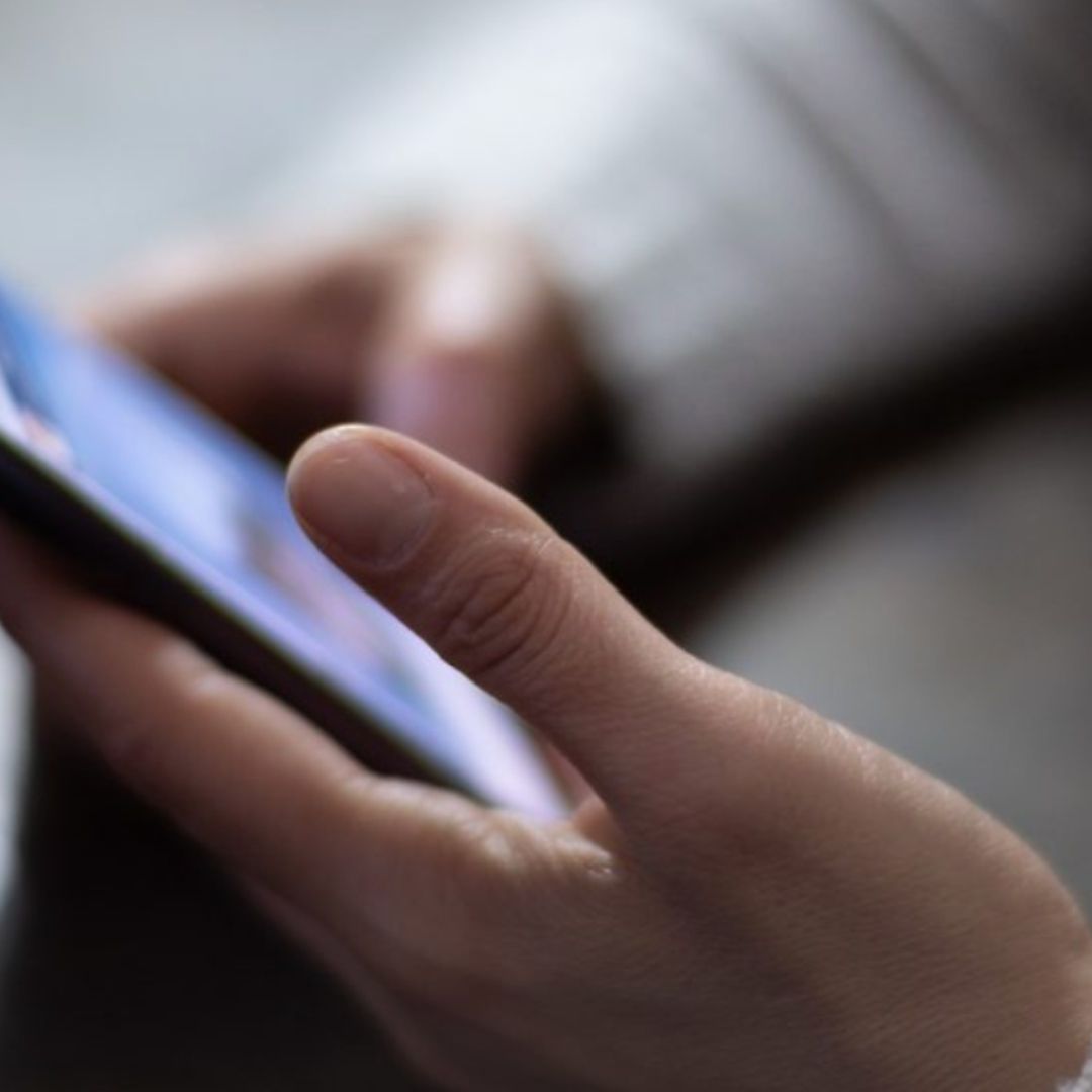 Un usuario de redes sociales navega en su teléfono celular. Foto: Unsplash