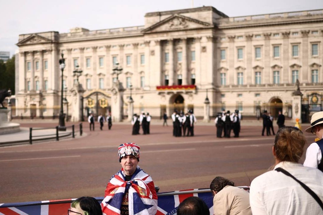 Hombre salta Palacio de Buckingham y es detenido