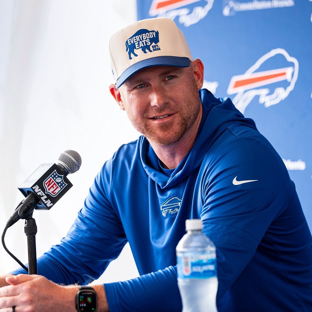 Joe Brady fue presentado como nuevo entrenador en jefe de los Bills de Buffalo, luego de la salida de Sean McDermott.