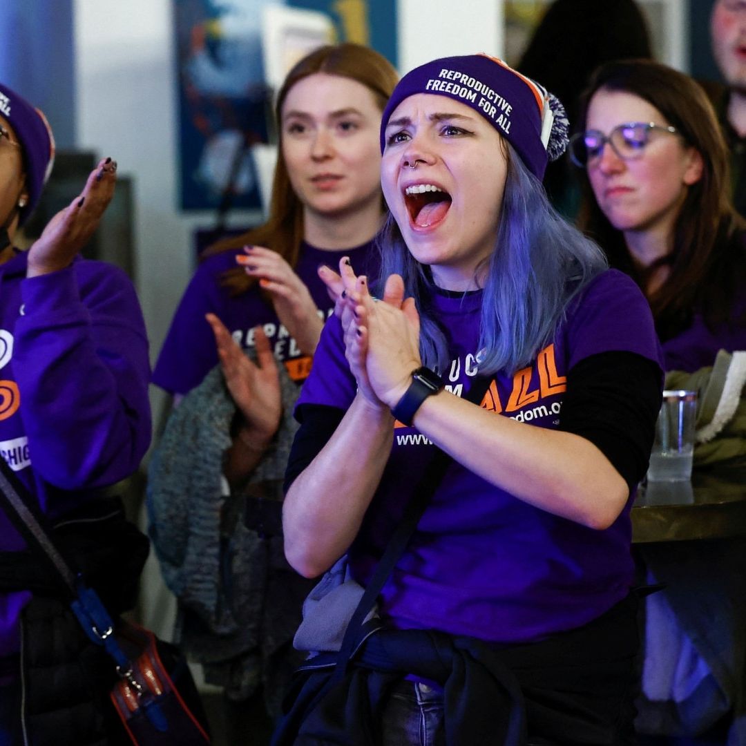 Mujeres celebran que el aborto haya sido avalado en Michigan