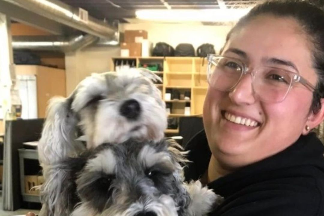 Mónica de León Barba, joven californiana que viajó a Tepatitlán, Jalisco, en una foto con su perro