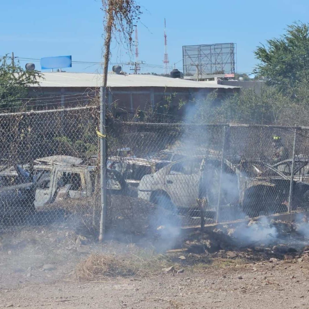 Incendio en Yonque de Culiacán Deja 20 Autos Calcinados