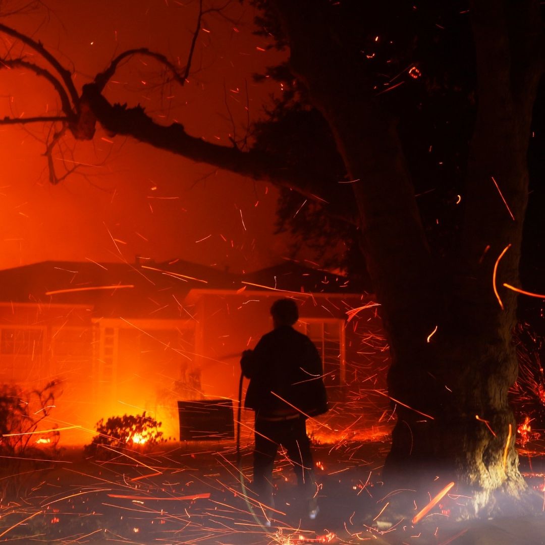 El incendio ya alcanzó la zona de viviendas de Los Ángeles, California