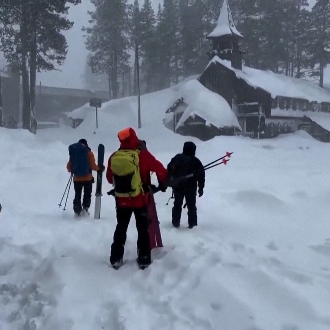 Rescatistas siguen en la búsqueda de un esquiador sepultado por una avalancha en la Sierra Nevada de California. Foto: Reuters