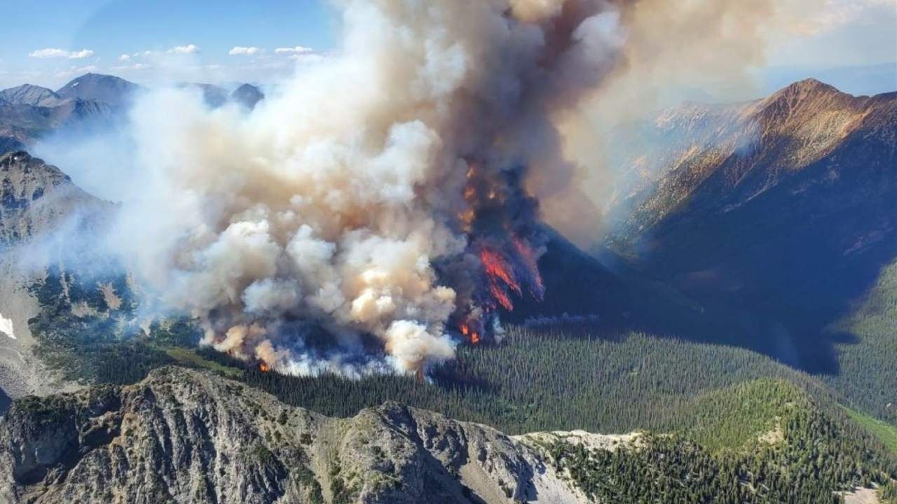 Relámpagos Desatan Más de 100 Incendios Forestales en Canadá