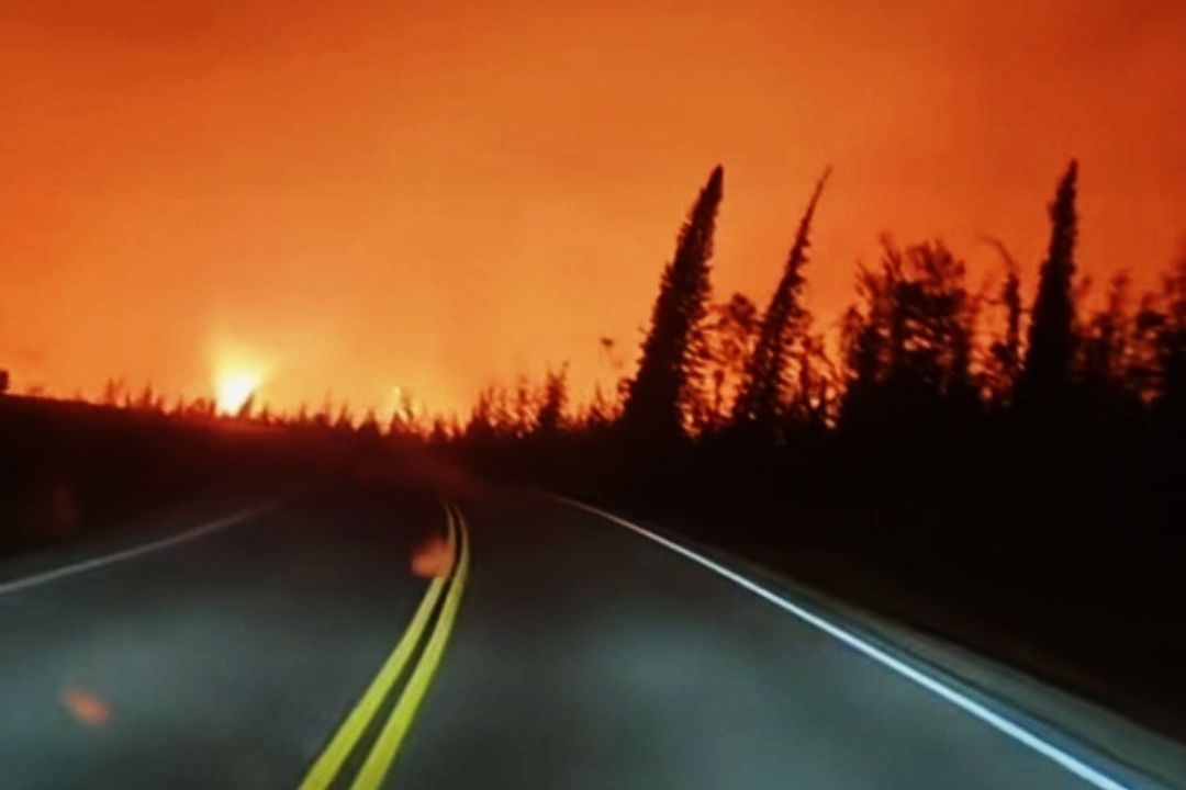 Mexicana Huye de Catastróficos Incendios en Yellowknife, en Territorios del Noroeste, Canadá