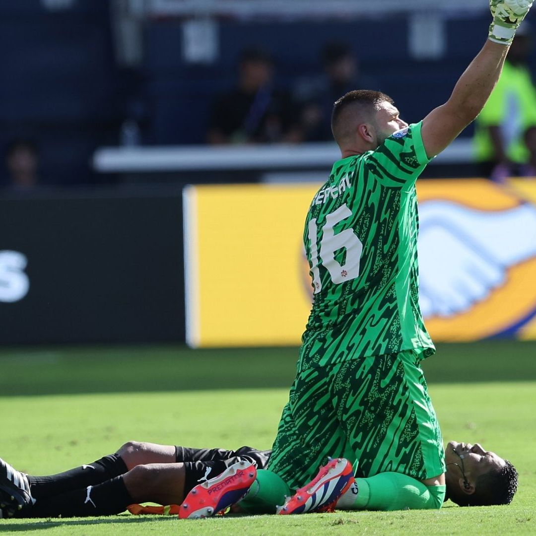 El árbitro asistente Humberto Panjoj se desmaya durante el partido Perú vs Canadá de la Copa América 2024