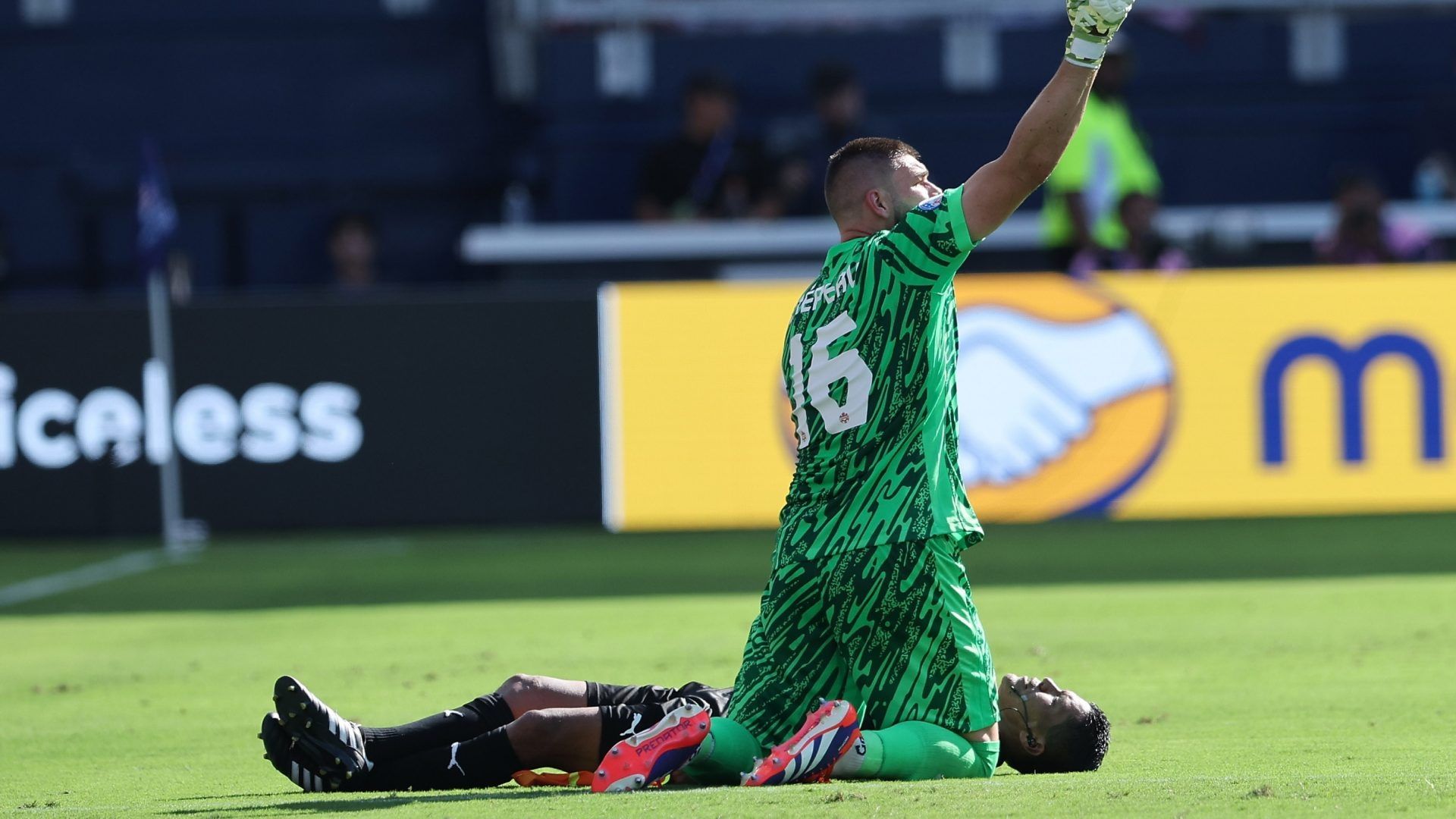 El árbitro asistente Humberto Panjoj se desmaya durante el partido Perú vs Canadá de la Copa América 2024
