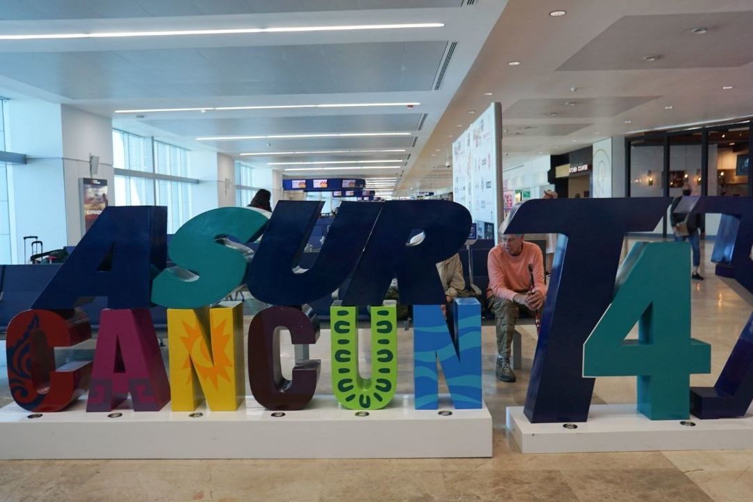 Detienen a hombre en pleno vuelo a Cancún por agredir sexualmente a azafata