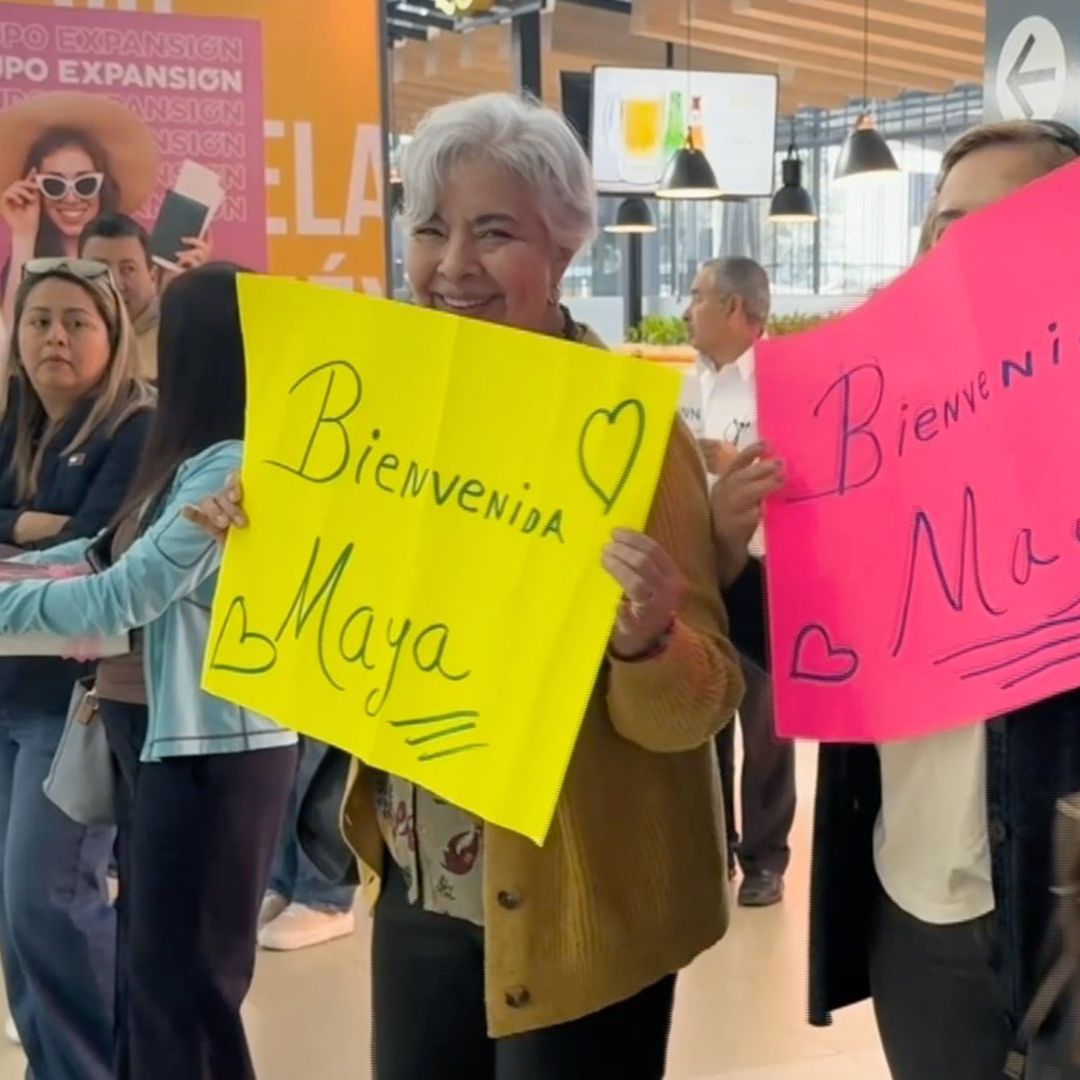 Familiares de los estudiantes en Aeropuerto de Monterrey con carteles
