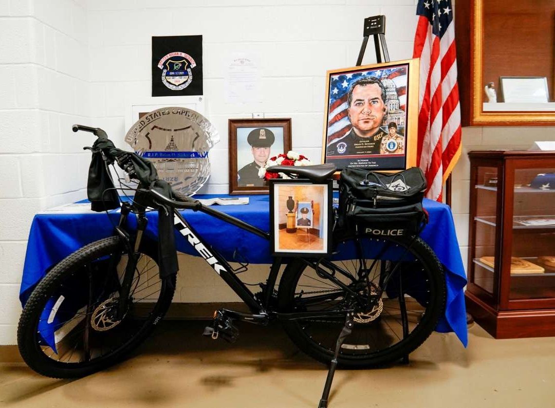 Memorial dedicado al policía Brian Sicknick, en el Capitolio de EUA