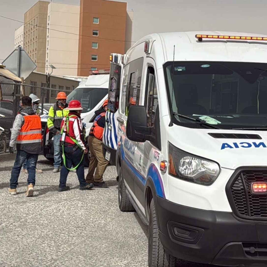 Caída de material deja dos trabajadores lesionados