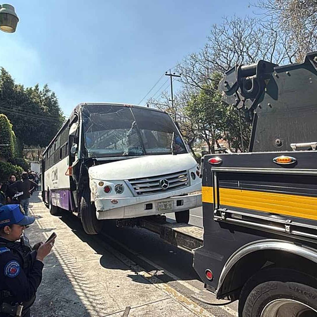 Unidad del transporte público luego de choque en Jardines del Pedregal, CDMX. Foto: N+
