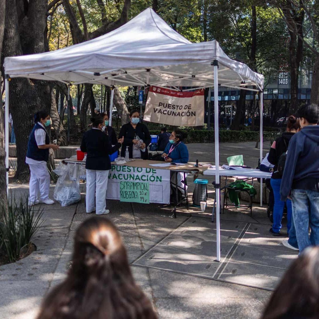 Módulo de vacunación contra sarampión en Reforma, CDMX