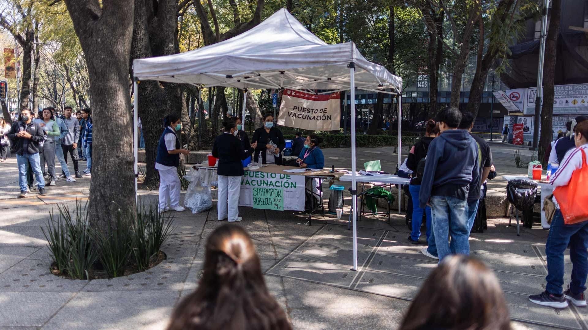 Módulo de vacunación contra sarampión en Reforma, CDMX