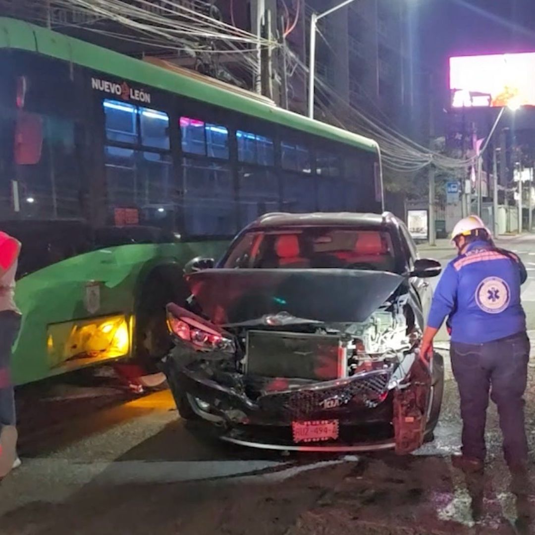Choque de camión contra camioneta