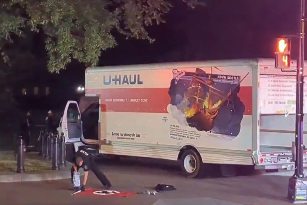 Hombre Estrella Camión Contra Vallas de la Casa Blanca