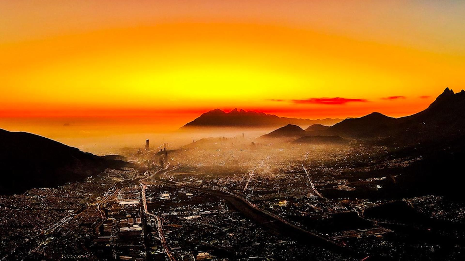 Amanecer en área metropolitana de Monterrey