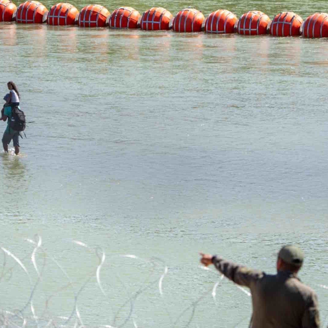 Repudian trato inhumano de oficiales de Texas contra migrantes en la frontera