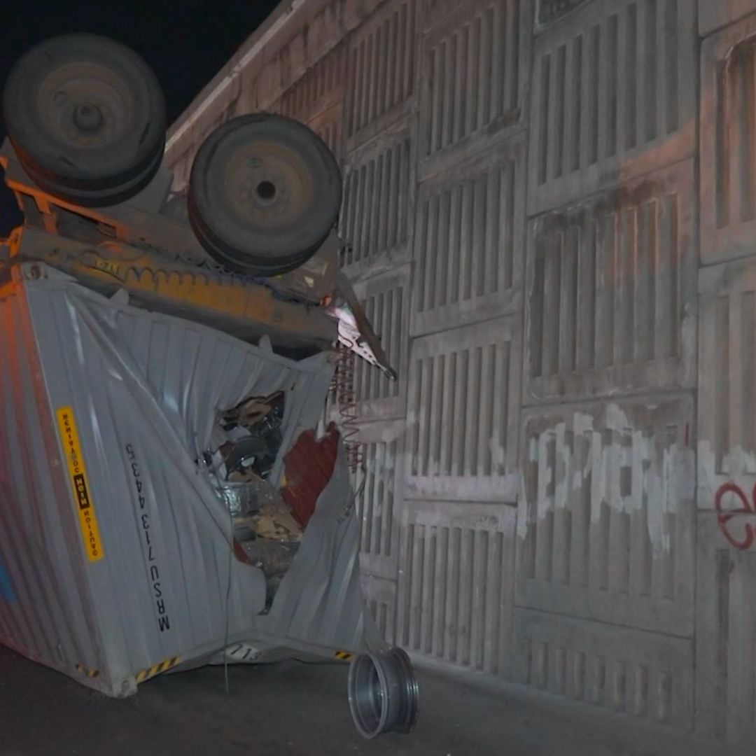 Tráiler cargado con cajas de remolques en puente
