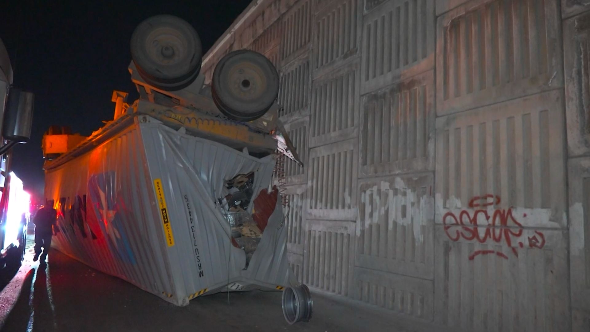 Carga de Tráiler Cae Varios Metros Desde Puente Vehicular en Escobedo ...