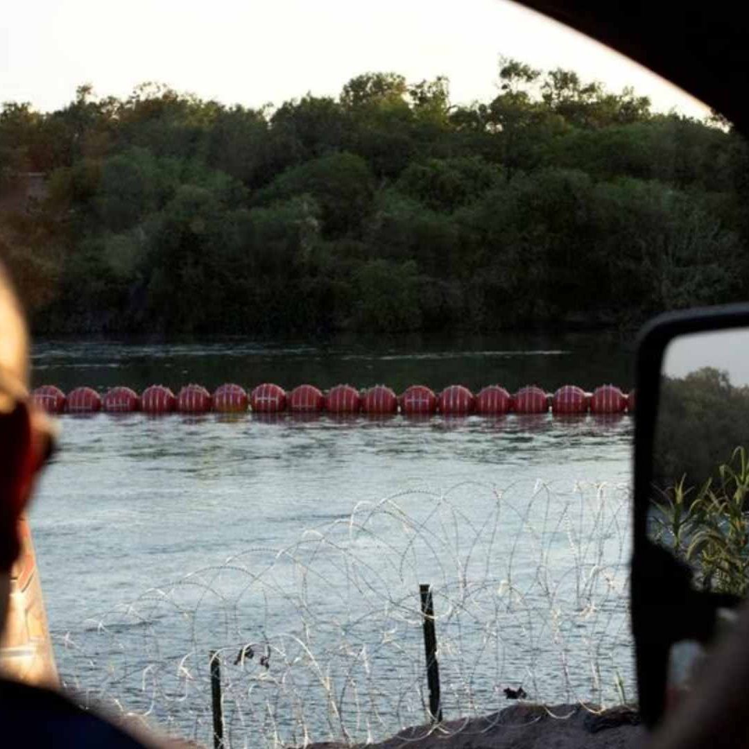 Vista de boyas antiinmigrantes en frontera en el Río Bravo