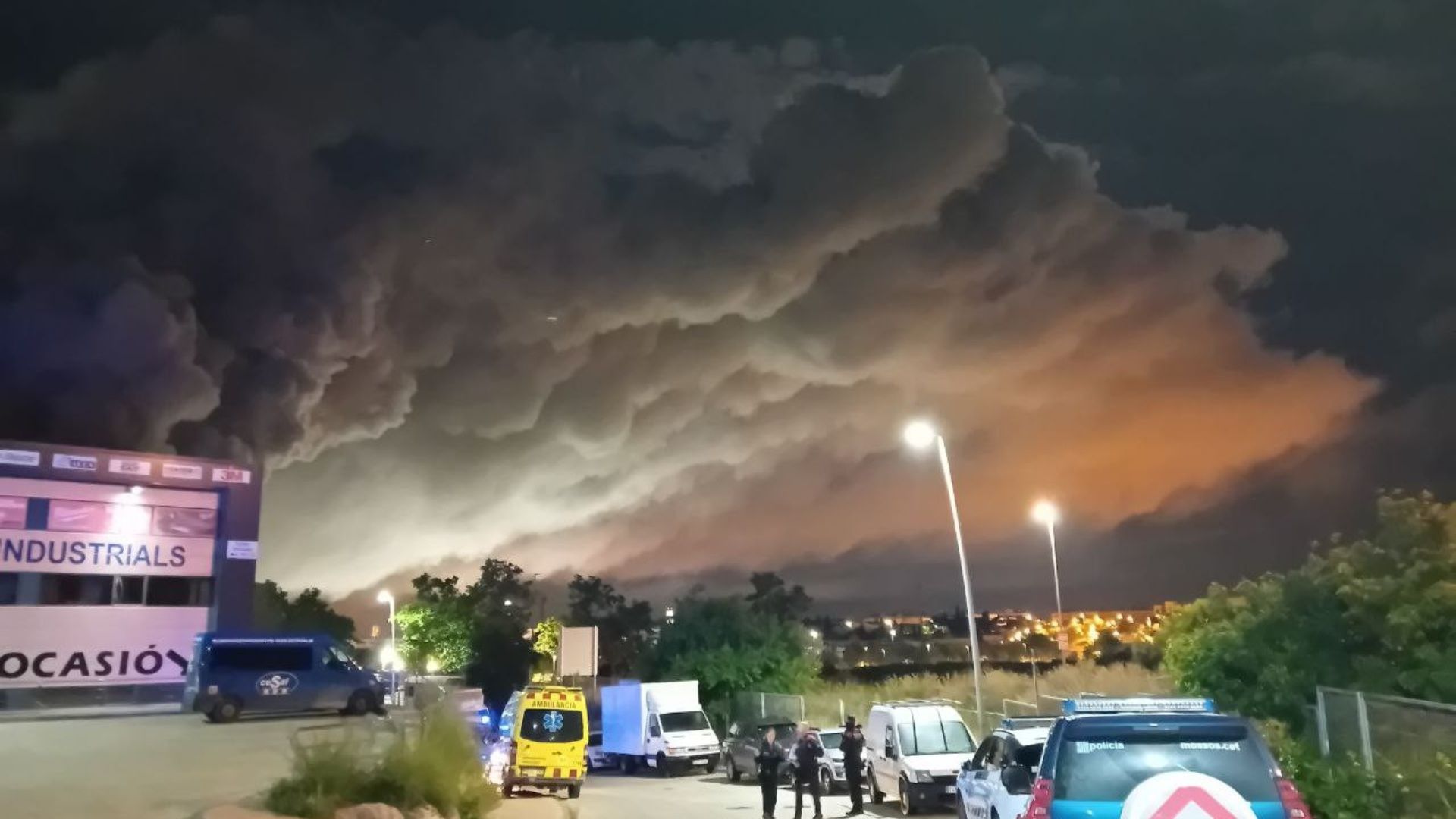 Incendio Provoca Emergencia Química en Cataluña: Ordenan Confinamiento por Nube Tóxica