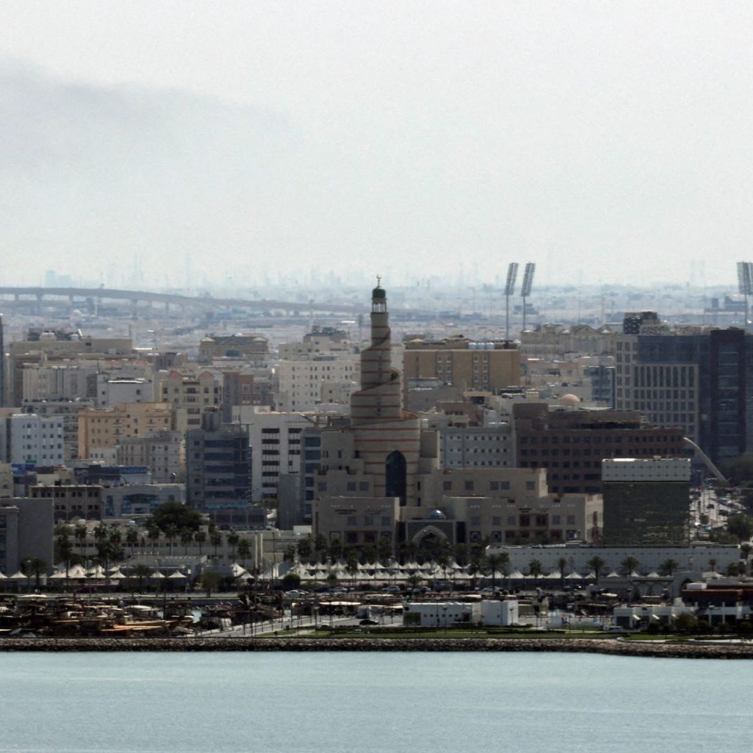 Irán Inicia Ataque a Gran Escala y Se Lanza contra Bases de EUA en Catar, EAU, Baréin y Kuwait