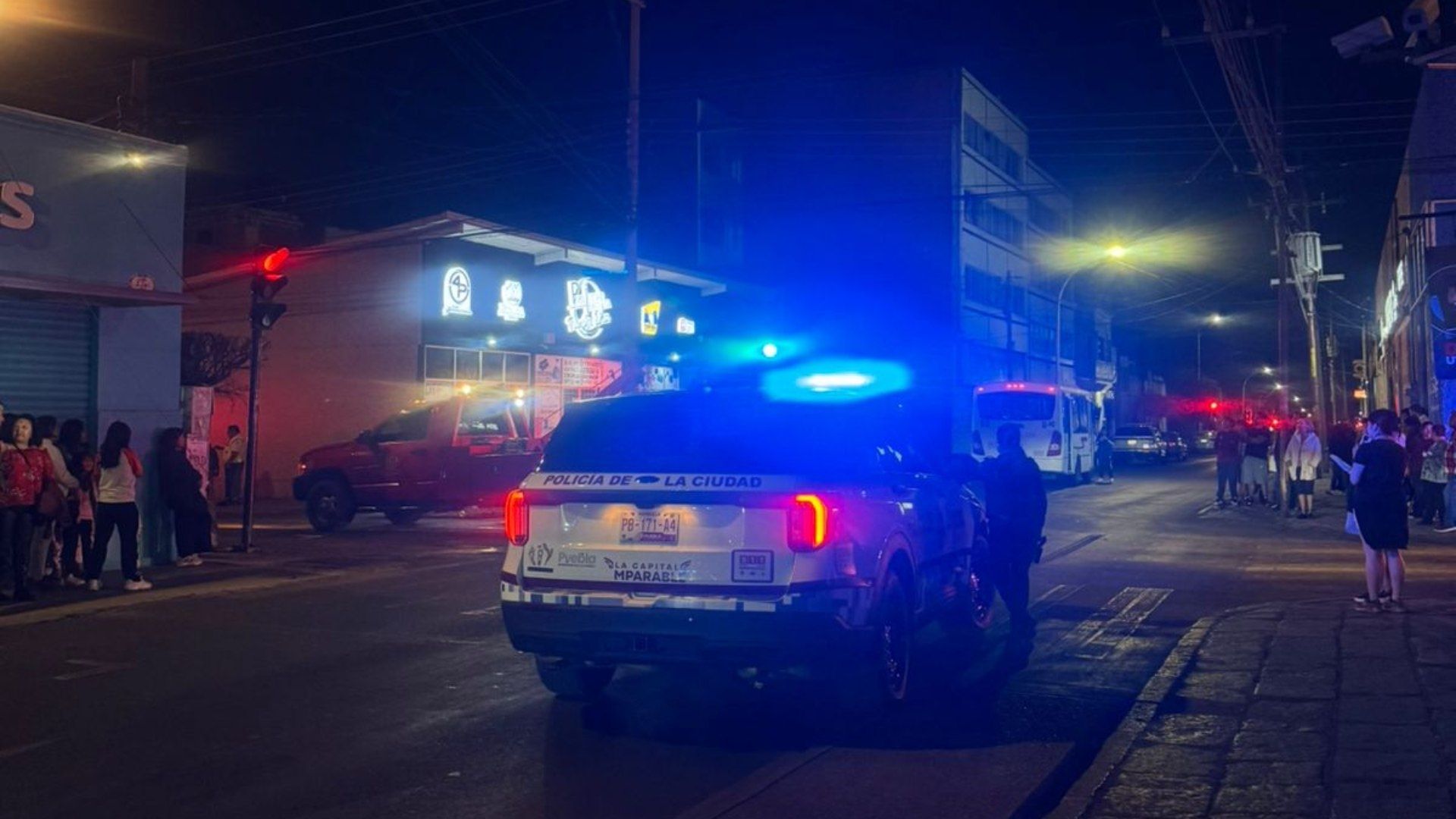 Accidente de Transporte Público y Auto Particular en 2 Sur y 17 Oriente de Colonia El Carmen Puebla