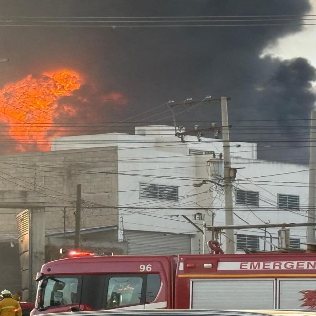 Moviliza Fuerte Incendio en Fábrica de Pegamento en la Salida de León a San Francisco del Rincón