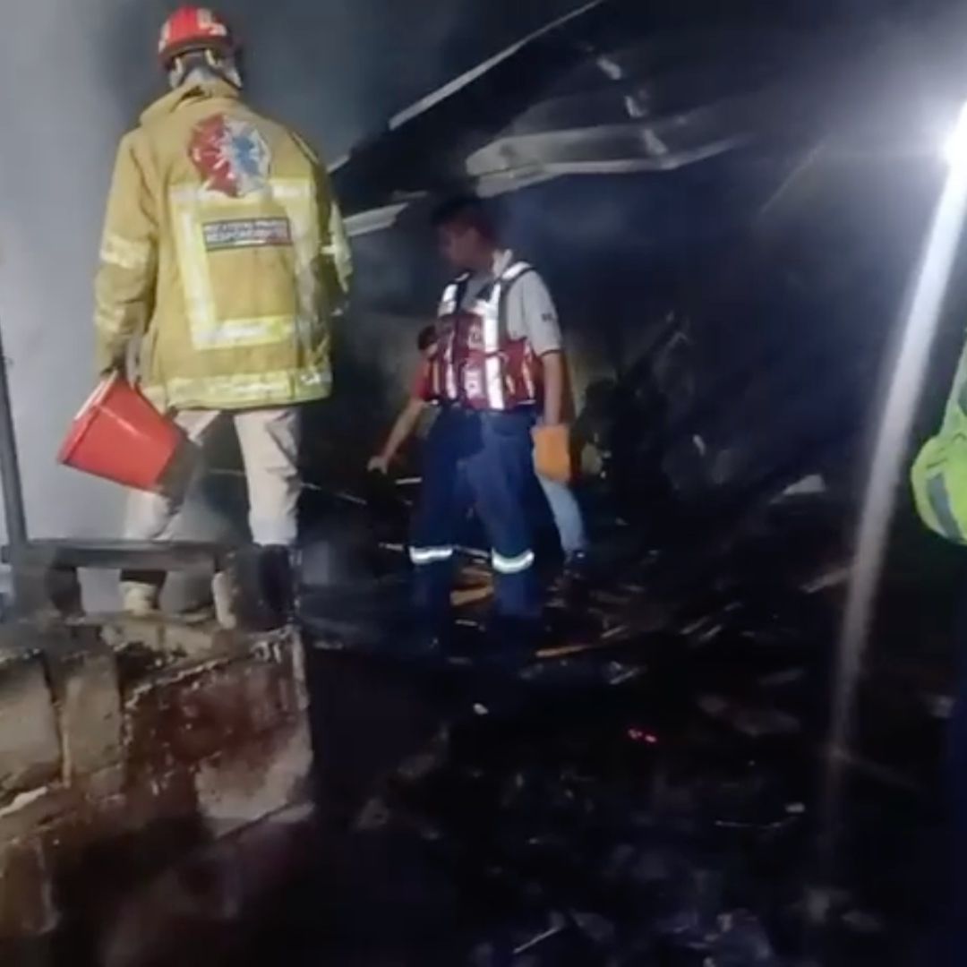 Bomberos combaten llamas en bodega de Fortín la cual quedó reducida a cenizas.