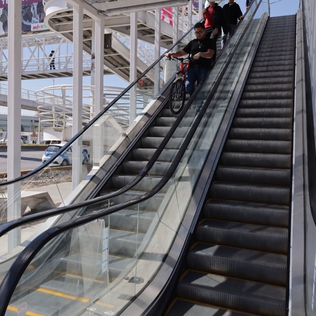 Escaleras Eléctricas Elevadores Puente Peatonal Vandalizadas en Vía Atlixcáyotl Puebla CCU BUAP