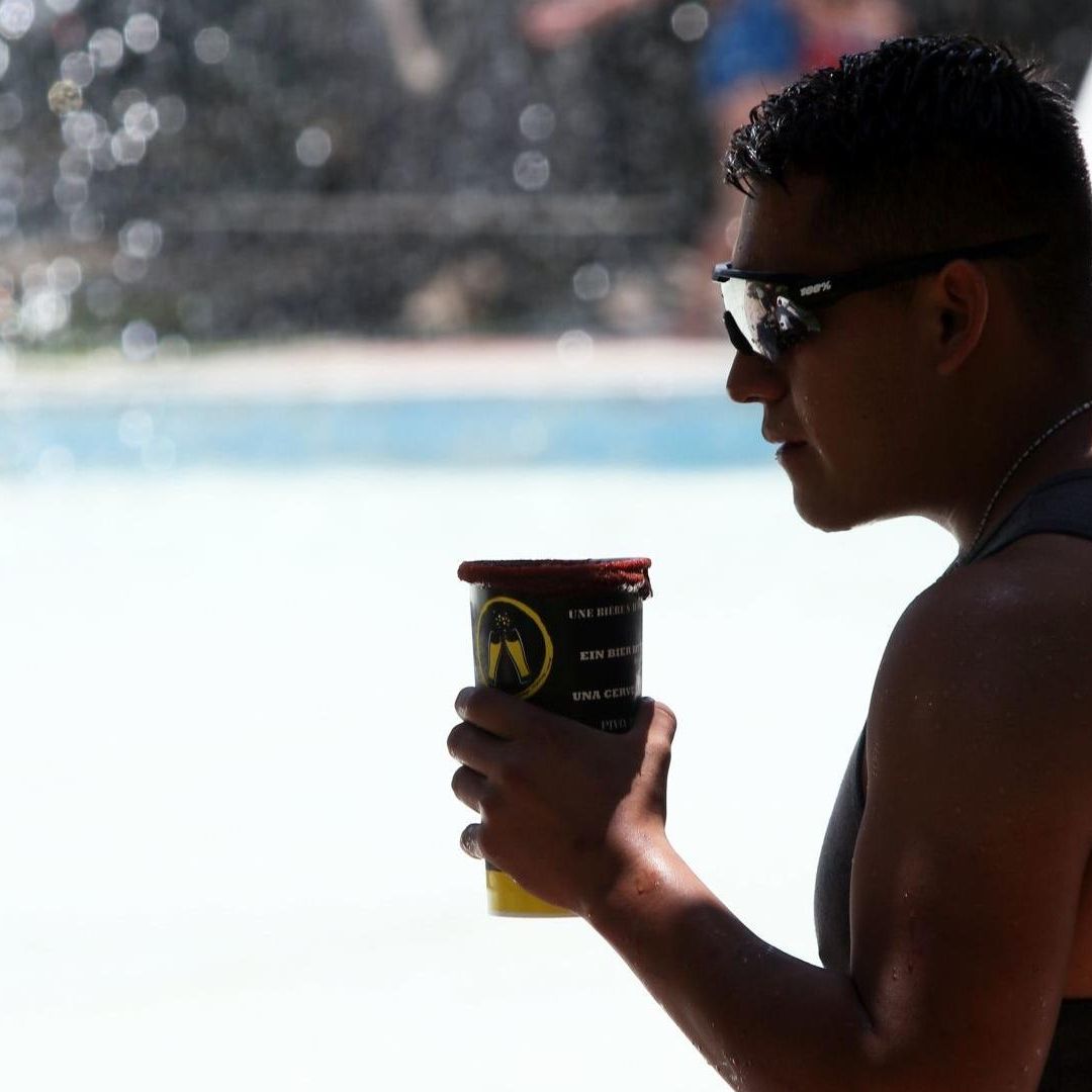 Una persona sostiene un vaso de michelada