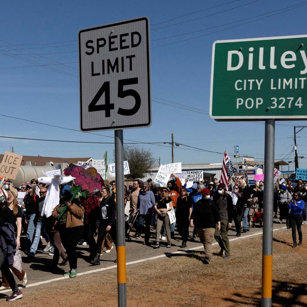 Gente marcha para protestar en Centro Residencial Familiar del Sur de Texas en Dilley