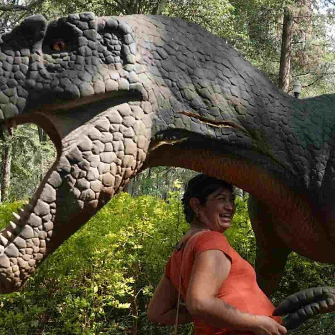 Capitalinos interactuaron con las esculturas de los dinosaurios de la exposición