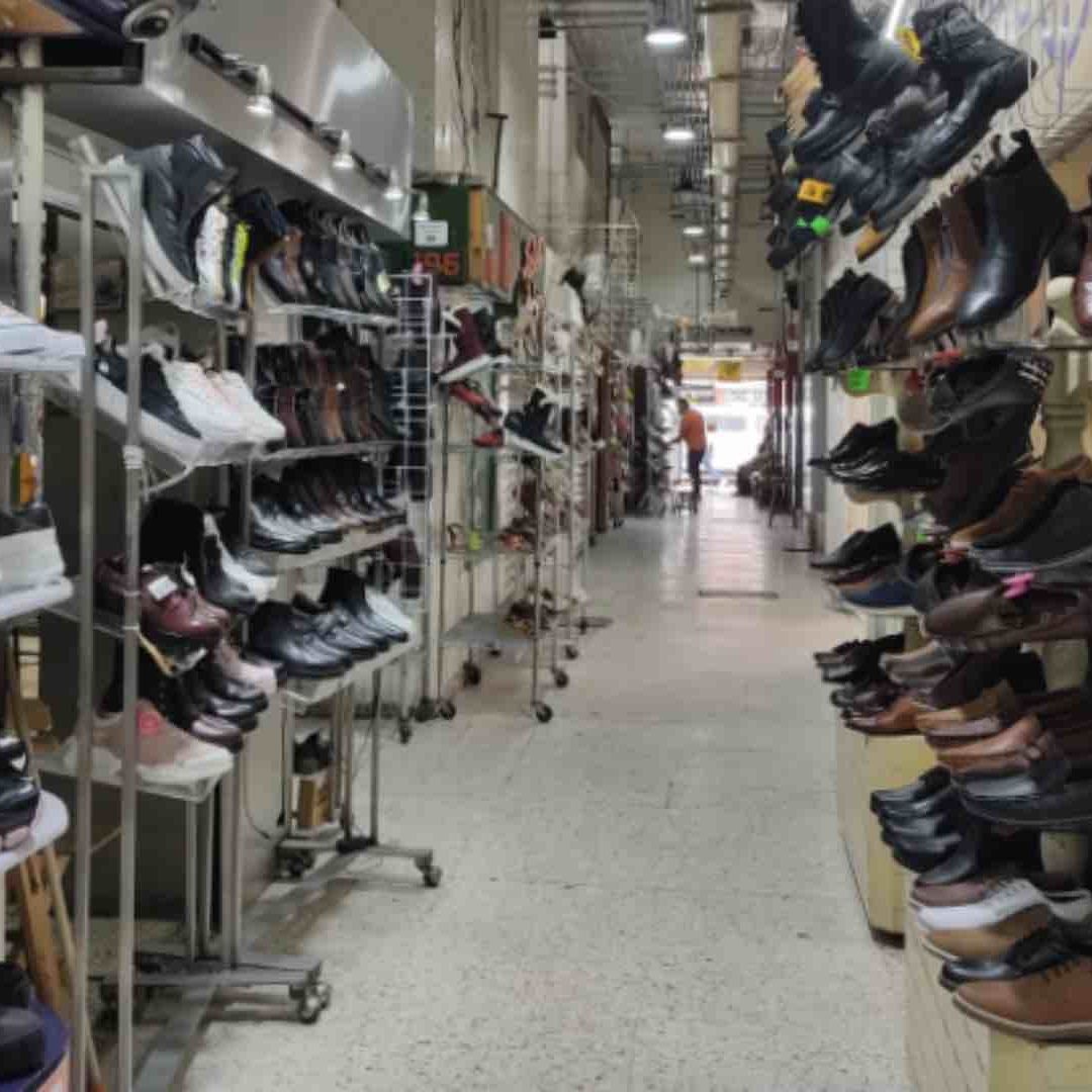 En este mercado de CDMX se pueden encontrar tenis desde 50 pesos