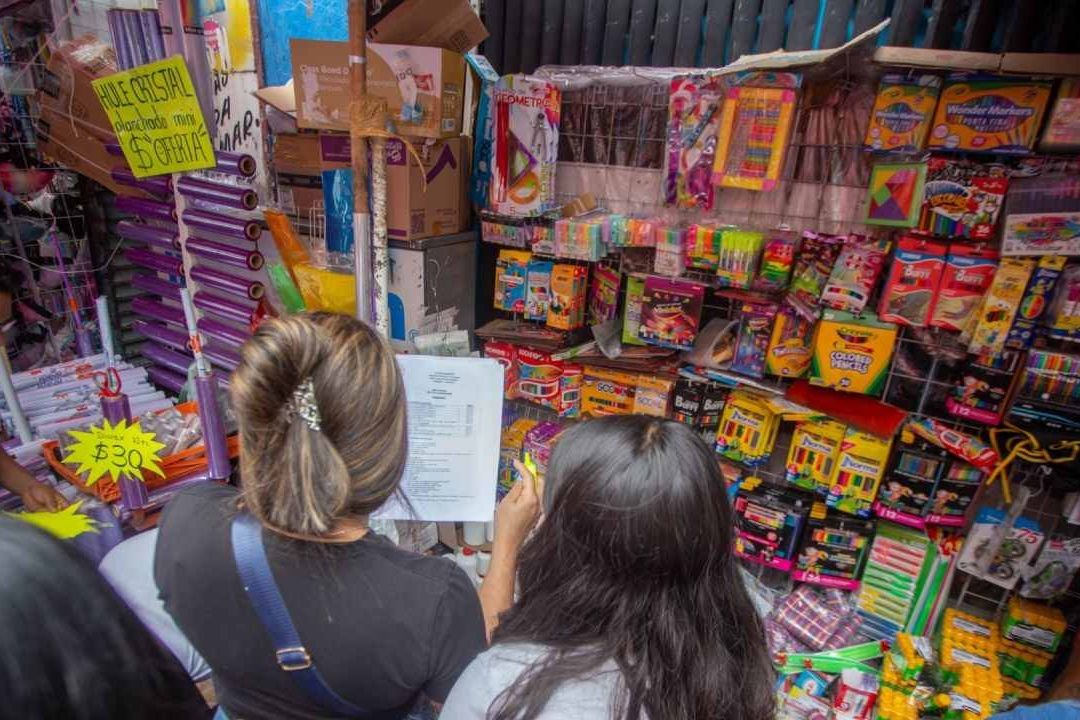 En la Plaza Mesones se pueden encontrar los útiles escolares más baratos de la CDMX