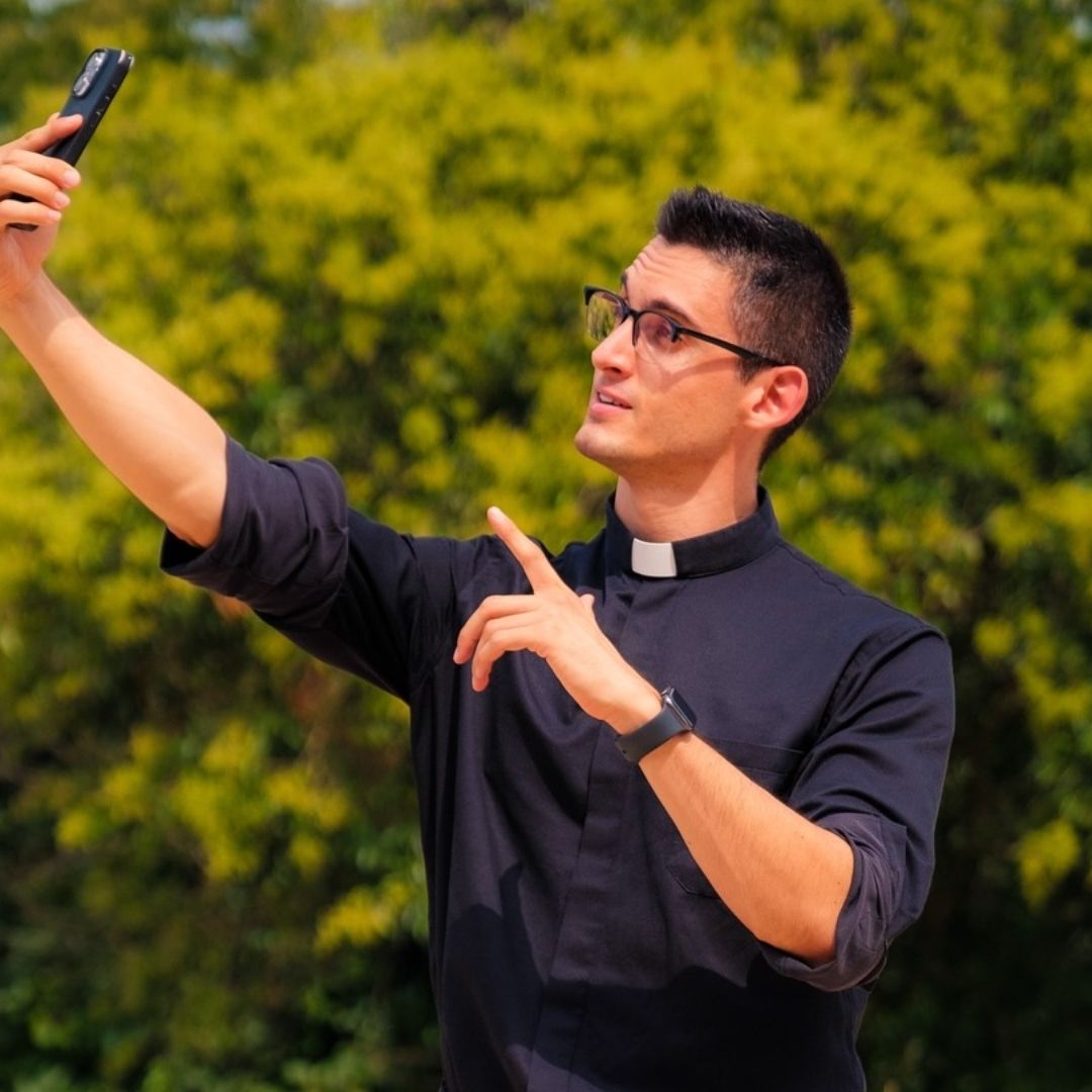Cura Creador de Contenido en Italia Deja el Sacerdocio; Niega Haberse Salido por Estar Enamorado